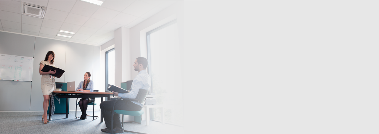 Tre persona në takim në zyrë