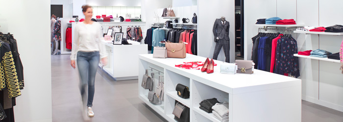 Një klient hyn në dyqan